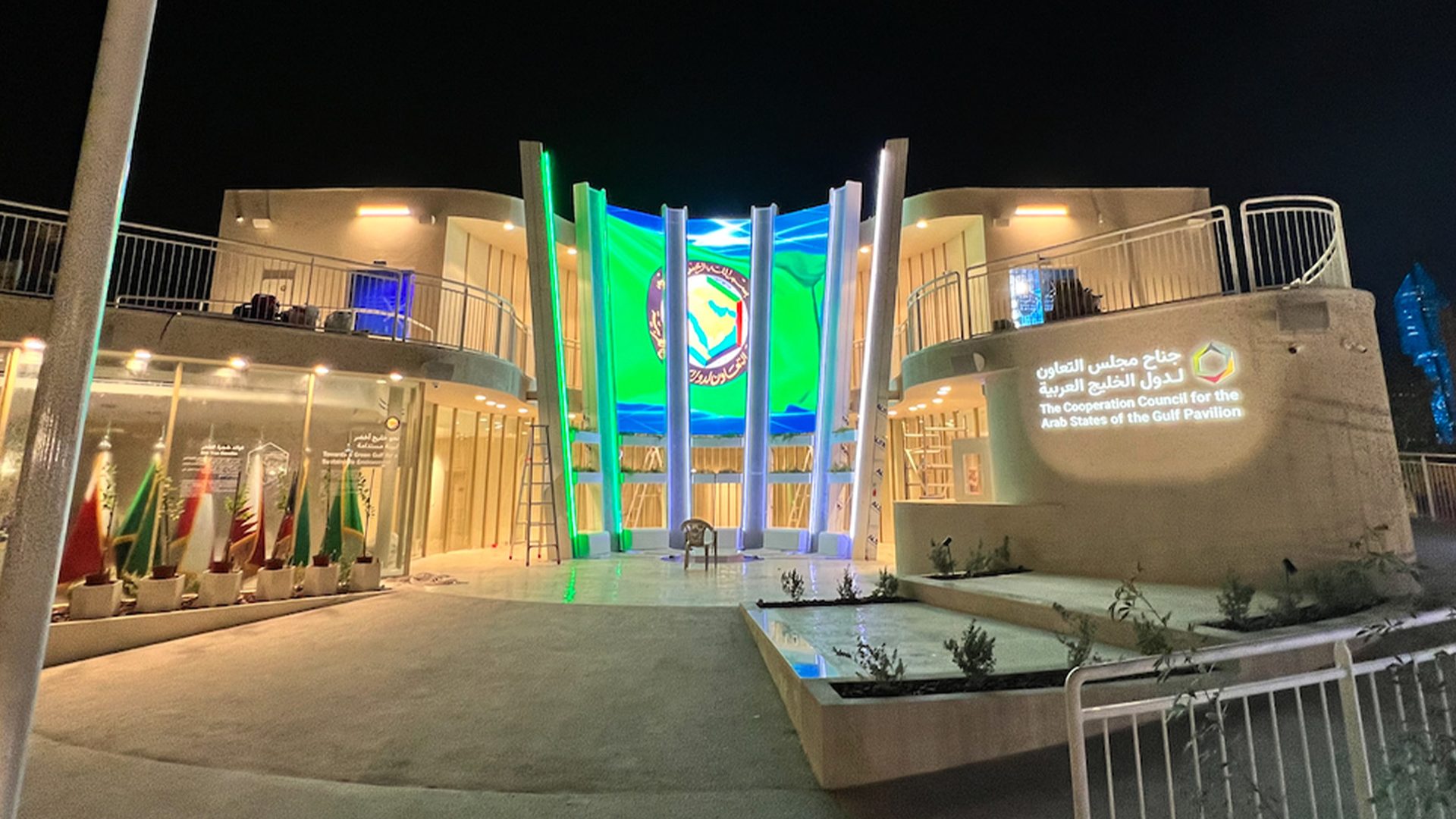 La facciata illuminata del padiglione GCC a Doha Expo