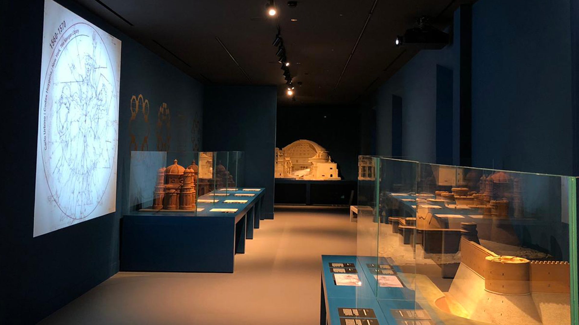 Una videoproiezione integrata con l'allestimento al Museo Leonardo da Vinci
