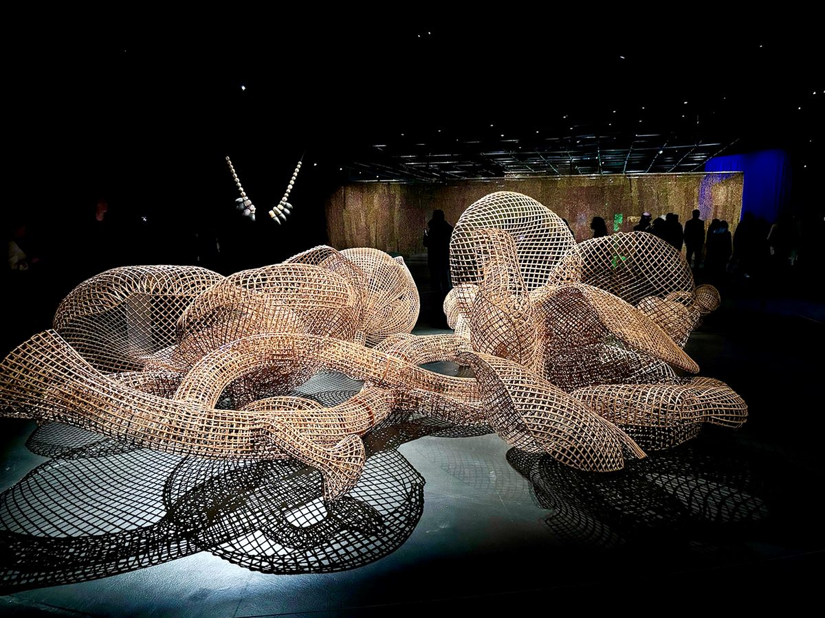 L'installazione artistica illuminata di sera
