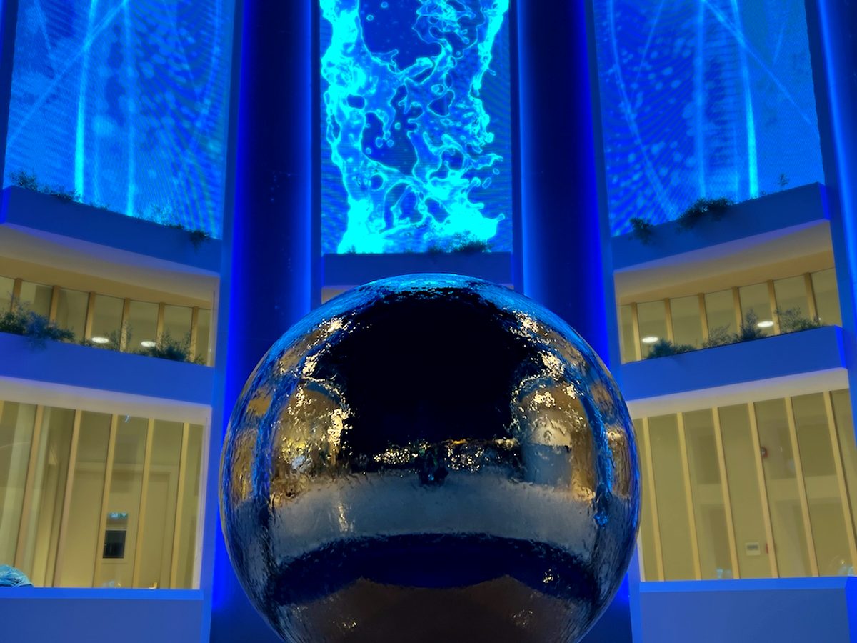 La sfera specchiata del padiglione