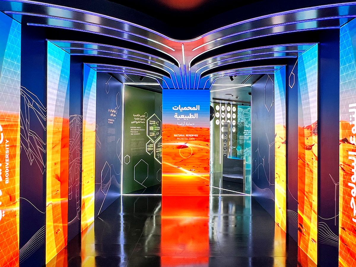 Il corridoio LED arancione dell'exhibit