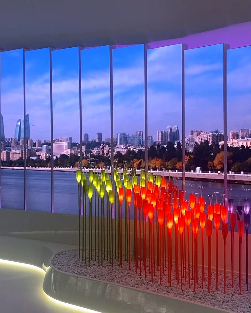 I fiori LED del padiglione Azerbaijan a Dubai Expo 2020