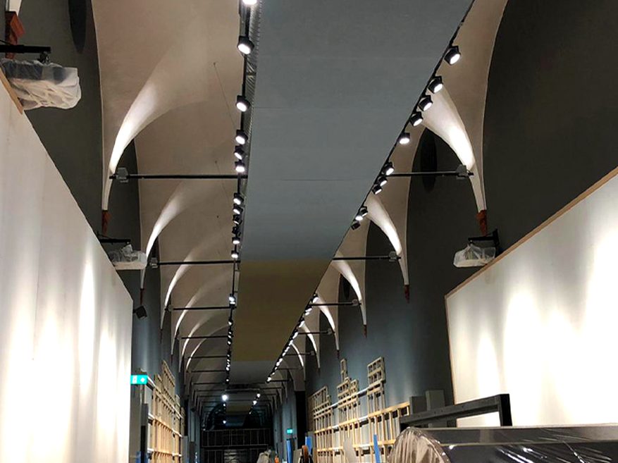 Il corridoio voltato con le track luci del museo