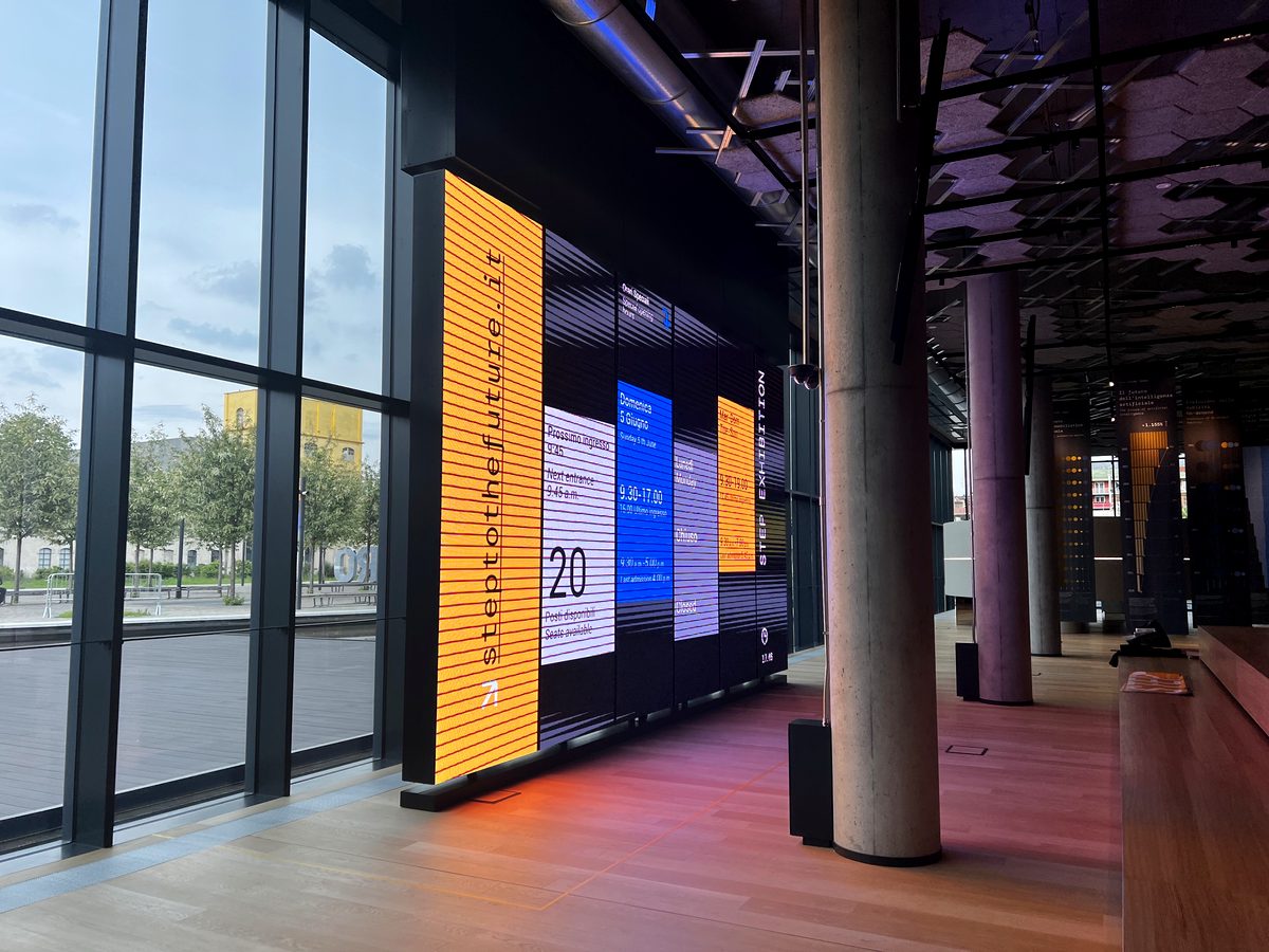 Il grande LED wall del Museo STEP nell'interno con pavimento in legno