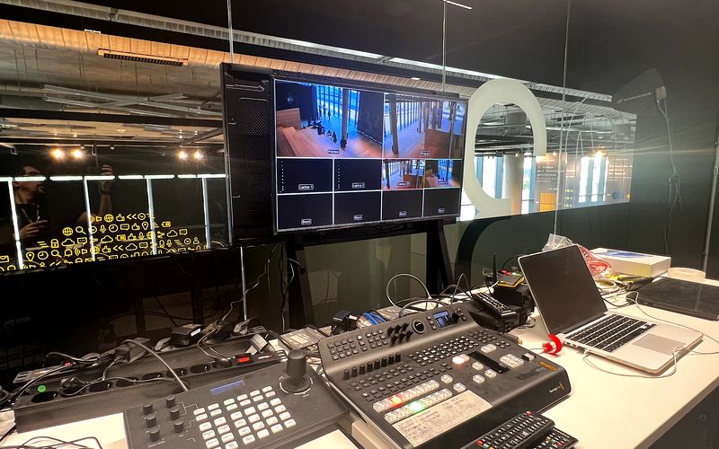 Il banco regia del Museo STEP con mixer e monitor