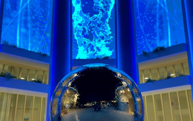 La sfera specchiata del padiglione GCC a Doha