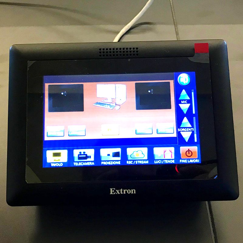 Il pannello di controllo touch di un'aula