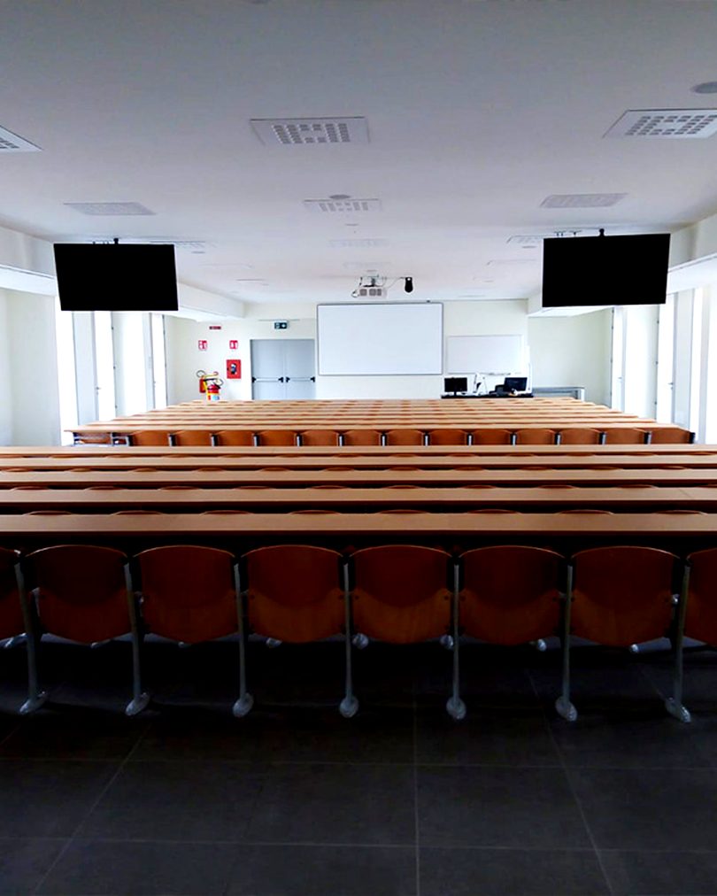 Un'aula multimediale con la videoproiezione in funzione